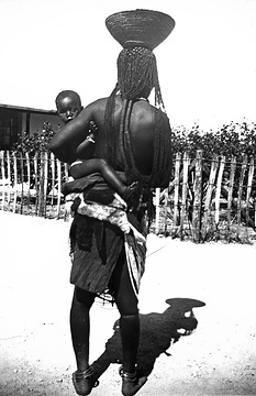 Frau aus dem Volk der Ovambo mit Kind und Korb  [Originaltitel: Ovamboweib mit Kind und Korb]