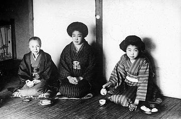 Traditioneller Konsum von Tee in Japan [Originaltitel: Japanerinnen, Tee trinkend]