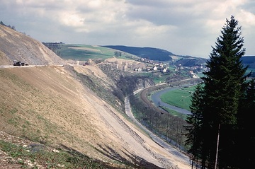 Straßenbau im Bereich Erbscheid/Bruchwalze im Zuge der Errichtung der Biggetalsperre 1957-1965 - im Hintergrund das später überstaute Dorf Listernohl
