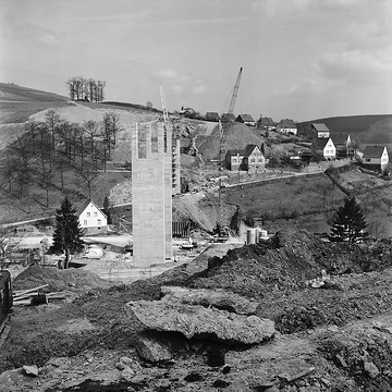 Pfeilerbau für die Stockwerkbrücke Dumicketal über den 1965 gestauten Biggesee mit Blick auf die später geflutete Ortschaft Imminghausen