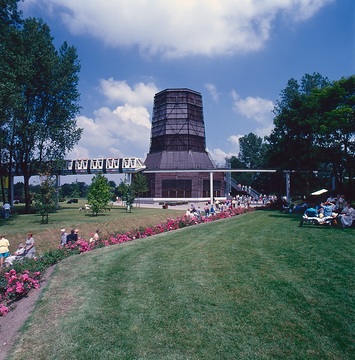 Die Bundesgartenschau 1997 auf dem Gelände der ehemaligen Zeche Nordstern, Gelsenkirchen - Blick auf einen Kühlturm und die Panoramabahn