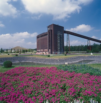 Die Bundesgartenschau 1997 auf dem Gelände der ehemaligen Zeche Nordstern, Gelsenkirchen - Blick auf den einstigen Kohlespeicher, später Kunstensemble