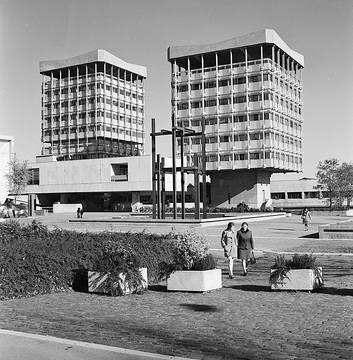Rathaus Marl mit Creiler Platz, 1970 - mehrgliedriger Komplex aus Ratstrakt, Publikumsgebäude und zwei Bürotürmen, erbaut 1960-1967 nach Plänen der niederländischen  Architekten Johan Hendrik van den Broek und Jacob Bakema.
