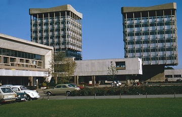 Der moderne Rathauskomplex am Eduard-Weisch-Weg, erbaut 1960-1967