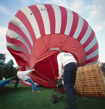 Montgolfiade, Startvorbereitungen in Oldenzaal: Füllen des liegenden Heißluftballons