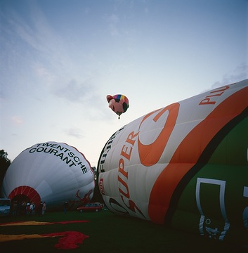 Montgolfiade in Oldenzaal: Werbeballone mit besonderer Form ("Special Shape"-Ballone)
