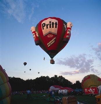 Montgolfiade in Oldenzaal: Werbeballone mit besonderer Form, der Pritt-(Henkel)-Ballon