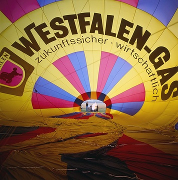 Montgolfiade, Startvorbereitungen in Füchtorf: Innenaufnahme des liegenden Westfalen-Gas-Ballons