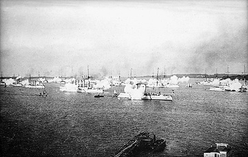Hochseeflotte feuert Salut im Kieler Hafen (1913)