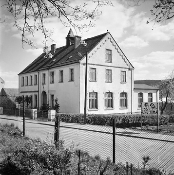 Bethaus der evangelischen Gemeinde in Wickede in der Oststraße, errichtet 1892 (anbau rechter Gebäudeteil 1902), genutzt bis zur Errichtung der Christuskirche auf der gegenüberliegenden Straßenseite 1960, undatiert, um 1935.