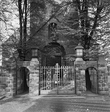 Blick auf die katholische Pfarrkirche St. Antonius, undatiert, nach 1939 (?).