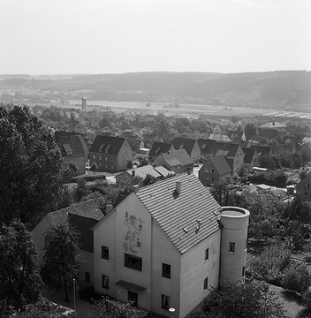 Blick vom Kirchturm der katholische Pfarrkirche St. Antonius auf das Pastorat, hinten links: Turm der evangelischen Christuskirche, undatiert, um 1965.