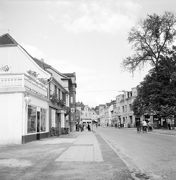 Blick in die Hauptstraße, links Gasthof "Deutsches Haus", undatiert, um 1960.