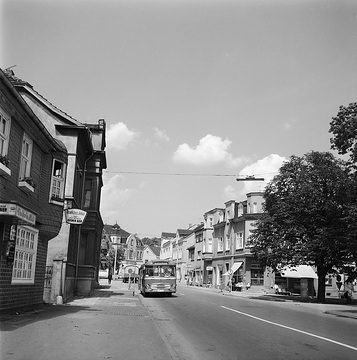 Blick in die Hauptstraße, links Gasthof "Deutsches Haus", undatiert, um 1960 (?).