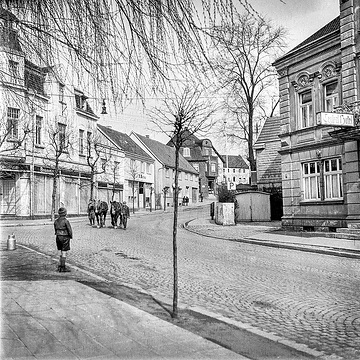 Wickede Ortsmitte, links Kaufhaus Bremme, rechts Central-Hotel, undatiert, um 1950 (?).