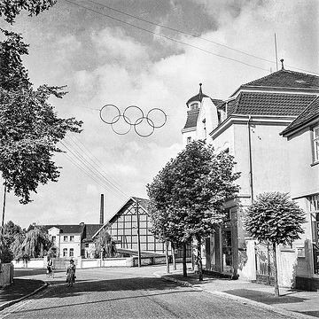 Olympische Ringe über der Hauptstraße, 1936