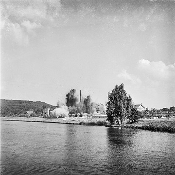Wasserwerk der Stadtwerke Hamm am Wimberner Ruhrufer, sprengung der alten Filtergebäude, 1939.