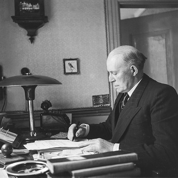 Schlossermeister Richard Merse im Büro, undatiert, um 1935.