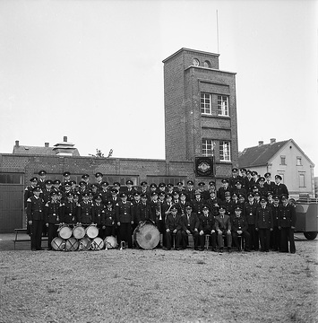Musikzug der Freiwilligen Feuerwehr und Freiwillge Feuerwehr Wickede (?), undatiert, um 1965.