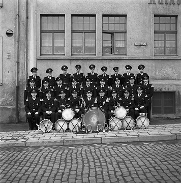 Musikzug der Freiwilligen Feuerwehr Wickede, vor einem Gebäude auf der Hauptstraße, undatiert, um 1950 (?).