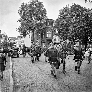 Vor der Aufführung zu "Barbarossa und sein Waffenschmied" ziehen die Laienschauspieler durch die Gemeinde, undatiert, um 1934.