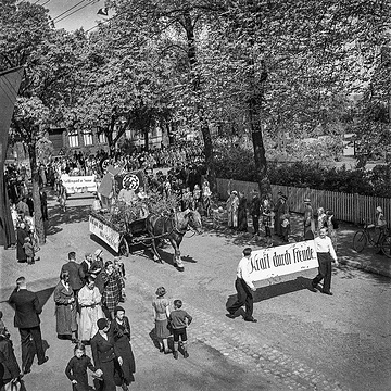 Umzug der NS-Organisation "Deutsche Arbeitsfront" (DAF) unter dem Motto "Kraft durch Freude", die Sonderfahrten zur Wickeder Laienspiel-Bühne veranstaltete, undatiert, um 1936.