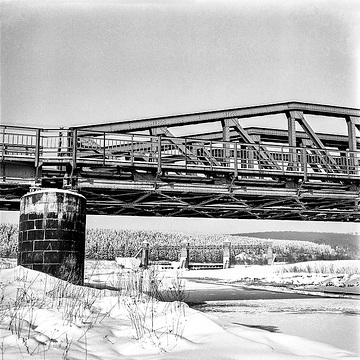 Winter an der Ruhr, Eisenbahnbrücke und Fröndenberger Stauwehr im Hintergrund, undatiert, um 1948.