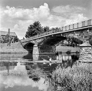 Ruhrbrücke mit Kajakfahrern, Sommer, undatiert, um 1937.