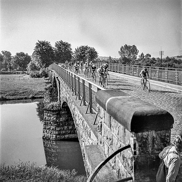 Radrennen auf der alten Ruhrbrücke, undatiert, um 1932.