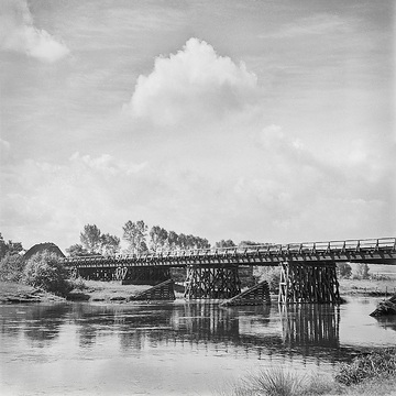 Holzbrücke über die Ruhr, links Gasthof Korte undatiert, um 1947.