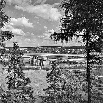 Blick über das Stauwehr der Stadtwerke Fröndenberg auf Echthausen, undatiert, um 1950.