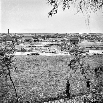 Durch die Flutwelle der Möhnekatastrophe zerstörtes Industrieareal und Stauwehr der Stadtwerke Soest (In der Nacht vom 16. auf den 17. Mai 1943 wurde die Möhnetalsperre zerstört, eine Flutwelle richtete erhebliche Zerstörung in den Orten unterhalb der Stauanlage an Möhne und Ruhr an), 1943.