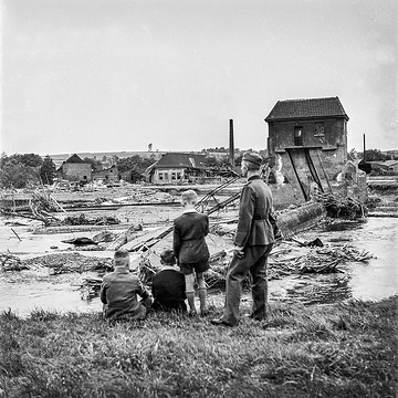 Nach der Flutwelle der Möhnekatastrophe (In der Nacht vom 16. auf den 17. Mai 1943 wurde die Möhnetalsperre zerstört, eine Flutwelle richtete erhebliche Zerstörung in den Orten unterhalb der Stauanlage an Möhne und Ruhr an), 1943.