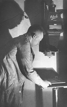 Heinrich Lehn in der Dunkelkammer, undatiert, um 1932.
