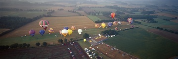 Montgolfiade: Luftaufnahme der Heißluftballone nach dem Start in Füchtorf