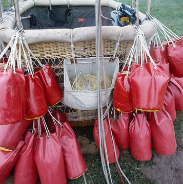 Montgolfiade, deutsche Meisterschaften 1997: Korb eines Gasballons mit Sandsäcken