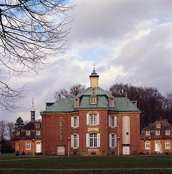 Schloss Clemenswerth: Hauptbau des Jagdschlosses mit zweien der acht Pavillone