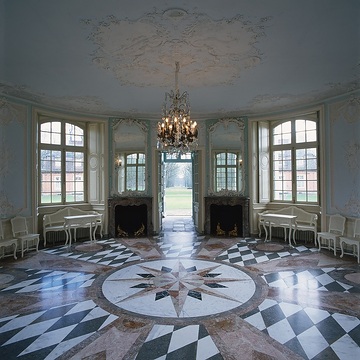 Schloss Clemenswerth: Festsaal mit Stuckdecke und dekorativ gestaltetem Steinfußboden (Baumeister Johann Conrad Schlaun)