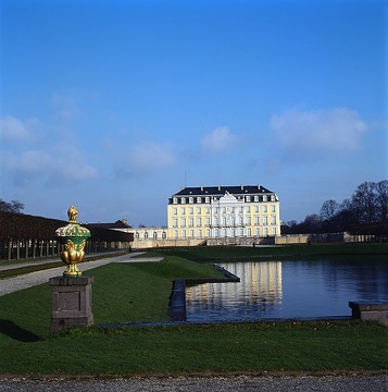 Schloss Augustusburg: Schlossteich mit Blick auf die Schauseite des Südflügels