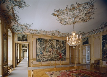 Schloss Augustusburg: herrschaftlicher Wohnraum mit Stuckdecke und Wandgemälden