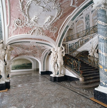 Schloss Augustusburg, Treppenhaus: Stuckdekoration und Sockelskulpturen im Untertgeschoß