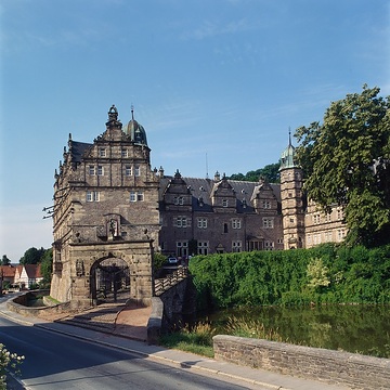 Schloss Hämelschenburg: Hofseite des Hauptgebäudes mit Toraanlage