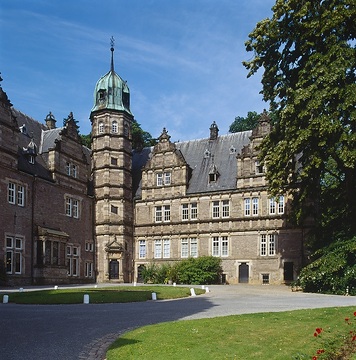 Schloss Hämelschenburg: Partie des Hauptschlosses mit Treppenturm im Innenhof