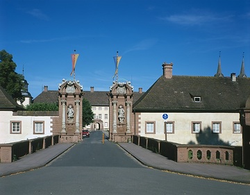 Kloster Corvey, ehem. Benediktinerabtei, 1996: Barocke Toranlage von Westen