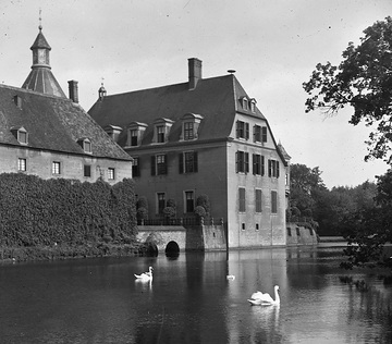 Schloss Anholt, Hauptschloss mit Teilansicht der Vorburg (links), Isselburg-Anholt, um 1930?