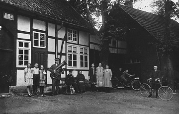 Familie Franz Buschmeyer (Landmaschinenwerkstatt) vor ihrem Wohnhaus in Bad Laer
