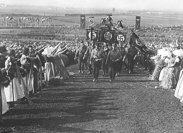 "Reichserntedankfest", gefeiert 1933-1937 auf dem Bückeberg: Aufmarsch der nationalsozialistischen Standarten