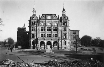 Landeshaus der Provinz Westfalen, Kriegsschäden: Fassade der Hauptfront nach dem Luftangriff 1943 (Freiherr vom Stein-Platz)