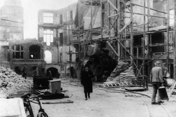 Landeshaus der Provinz Westfalen, Kriegsschäden: Arbeiten im Inneren nach dem Luftangriff 1943 (Freiherr vom Stein-Platz)