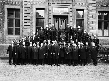 Gruppenbild der Königlichen General-Kommmission, um 1900?